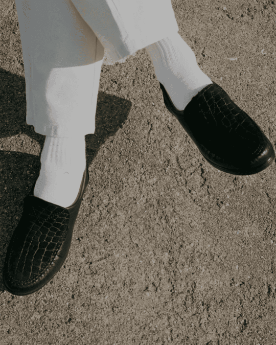 Mustat nahkaiset Pomar mokkasiinit  valkoisilla sukilla. 