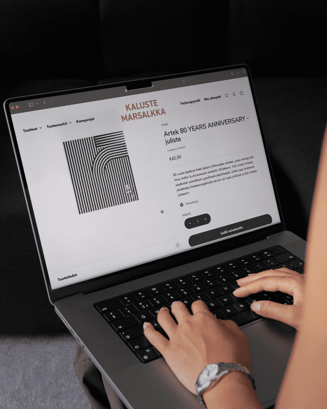 Nainen selailee Kaluste Marsalkan verkkokauppaa läppäriltä.