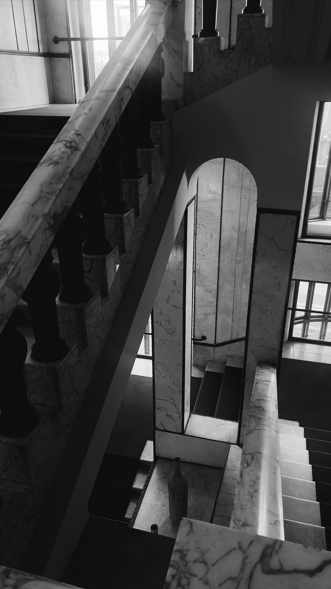 Brancoy Shopify-agentuurin moderni marmorinen portaikko mustavalkoisena.