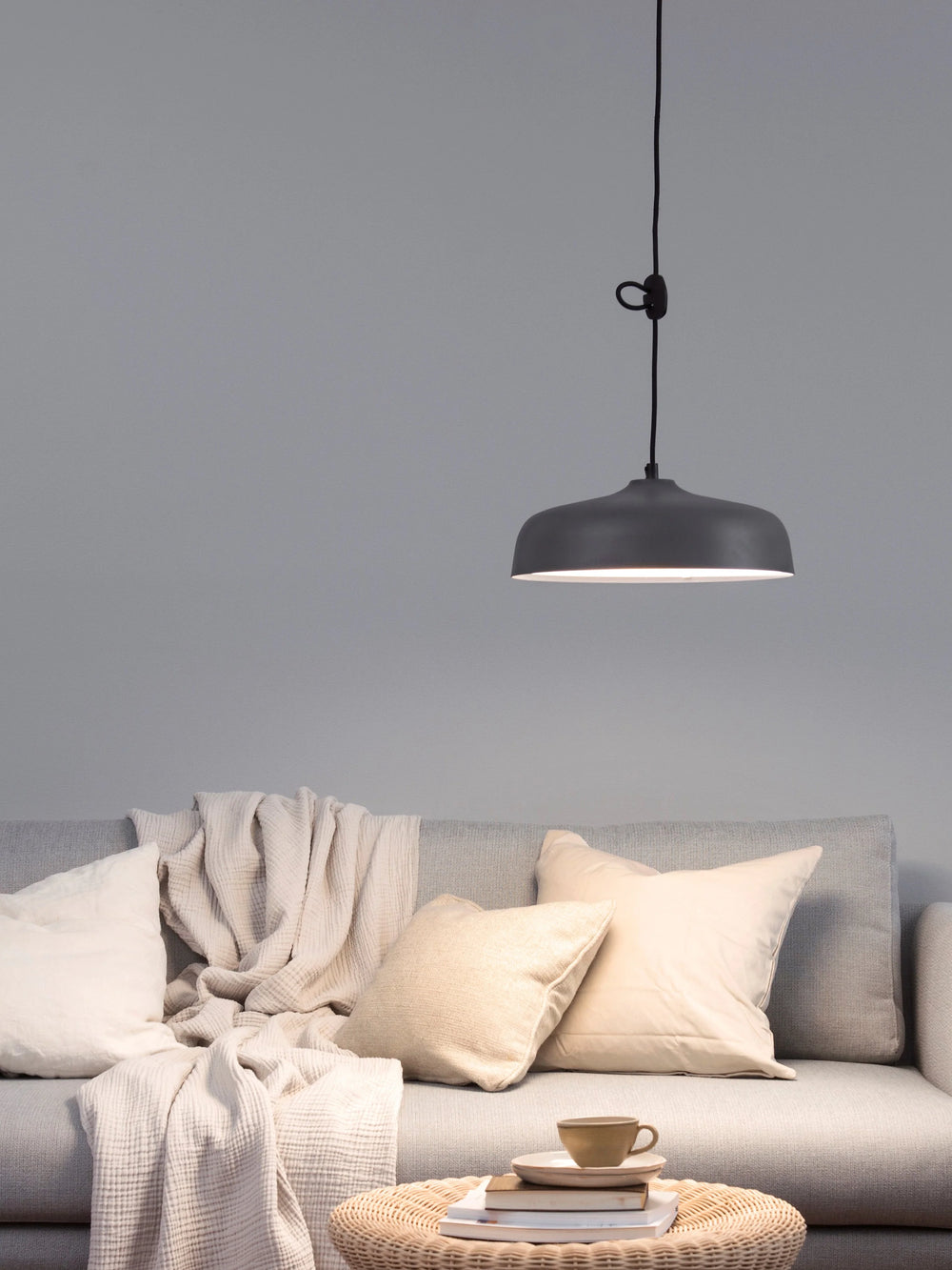 Innolux Shopify teemapäivitys, josta löytyy harmaa sohva ja kattovalaisin. 