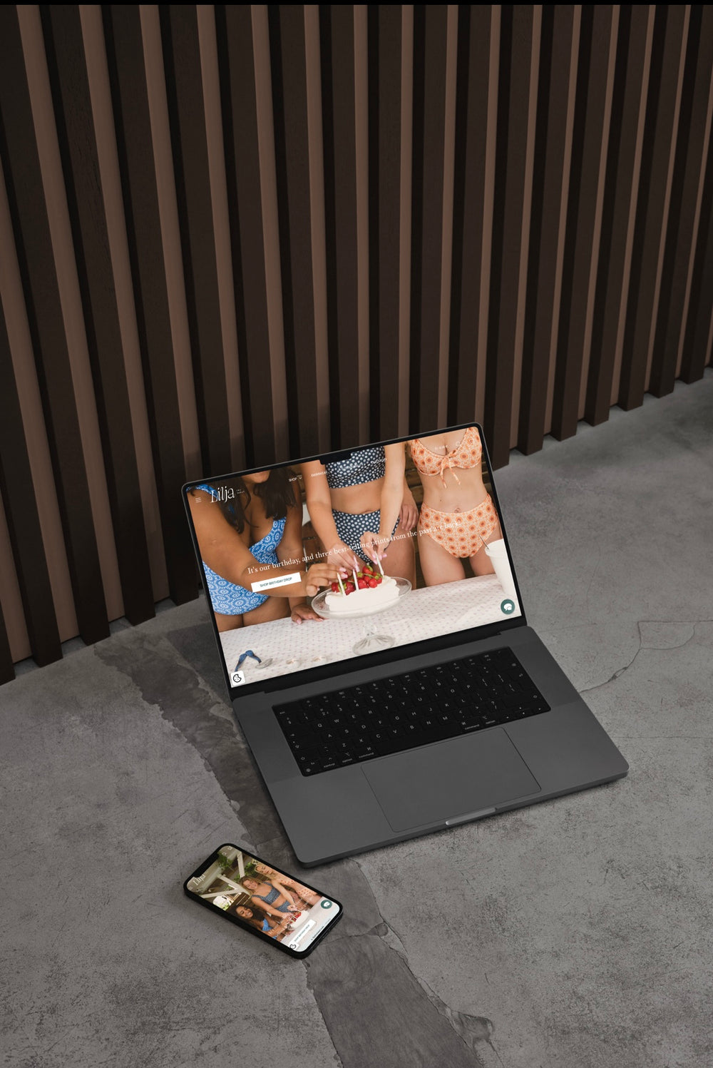 Harmaa MacBook ja musta puhelin, joissa auki Klaviyo alusta
