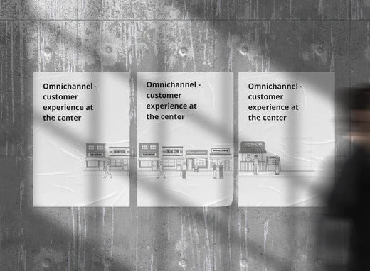 Valkoisia julisteita mustavalkoisena, joissa lukee Omnichannel - asiakaskokemuksen keskiössä. 