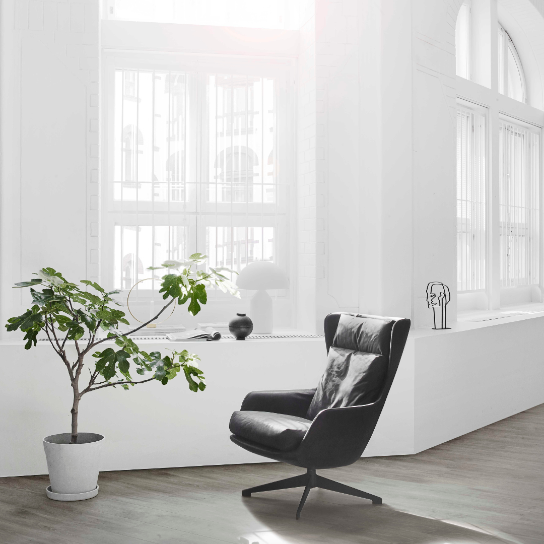 Kaluste Marsalkan nojatuoli minimalistisessa sisustuksessa